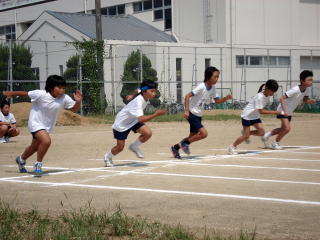 女子4年100m1組