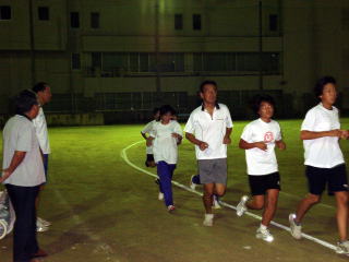 中学生に混じり練習する鴨島小学生と三栖先生