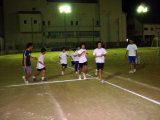 中学生に混じり走る鴨島小学生と三栖先生