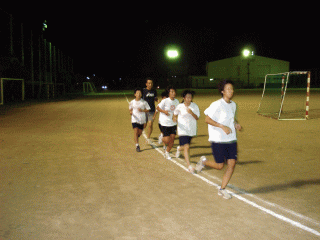 中学生と走る鴨島小生と三栖先生(鴨島小)