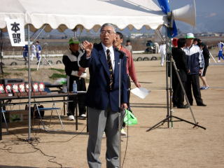 開会式 審判長注意 真鍋年雄(吉野川市陸上競技協会副会長)