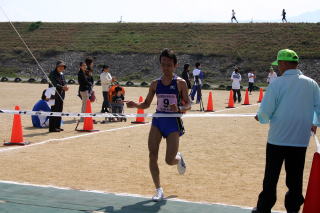 ハーフマラソン男子16〜39歳の部第1位 フィニッシュ